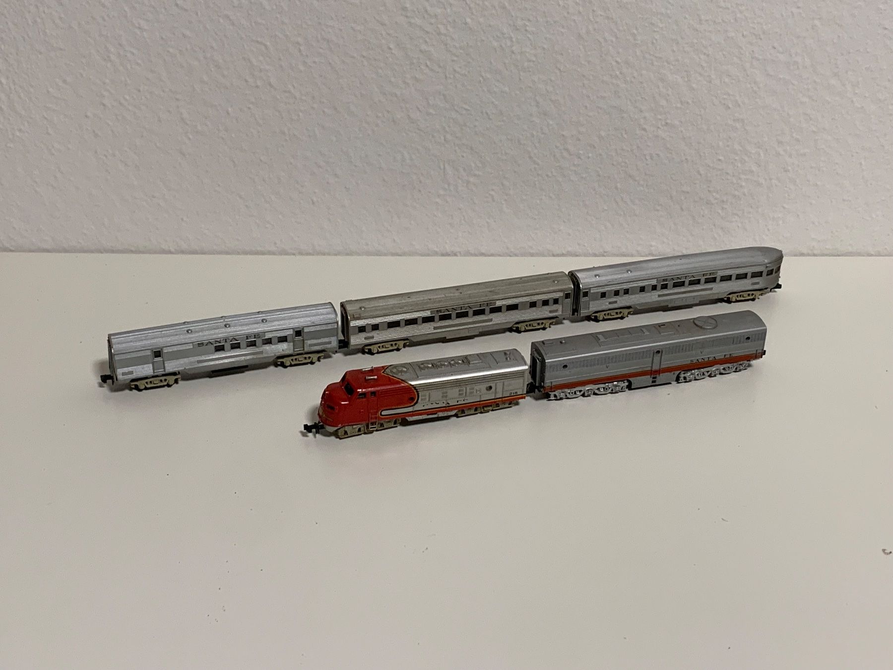 Modelleisenbahnen: Santa Fe Streamliner mit EMD E7 Diesellok 5-tlg – Defekt aus Neuenegg von Mazdanier