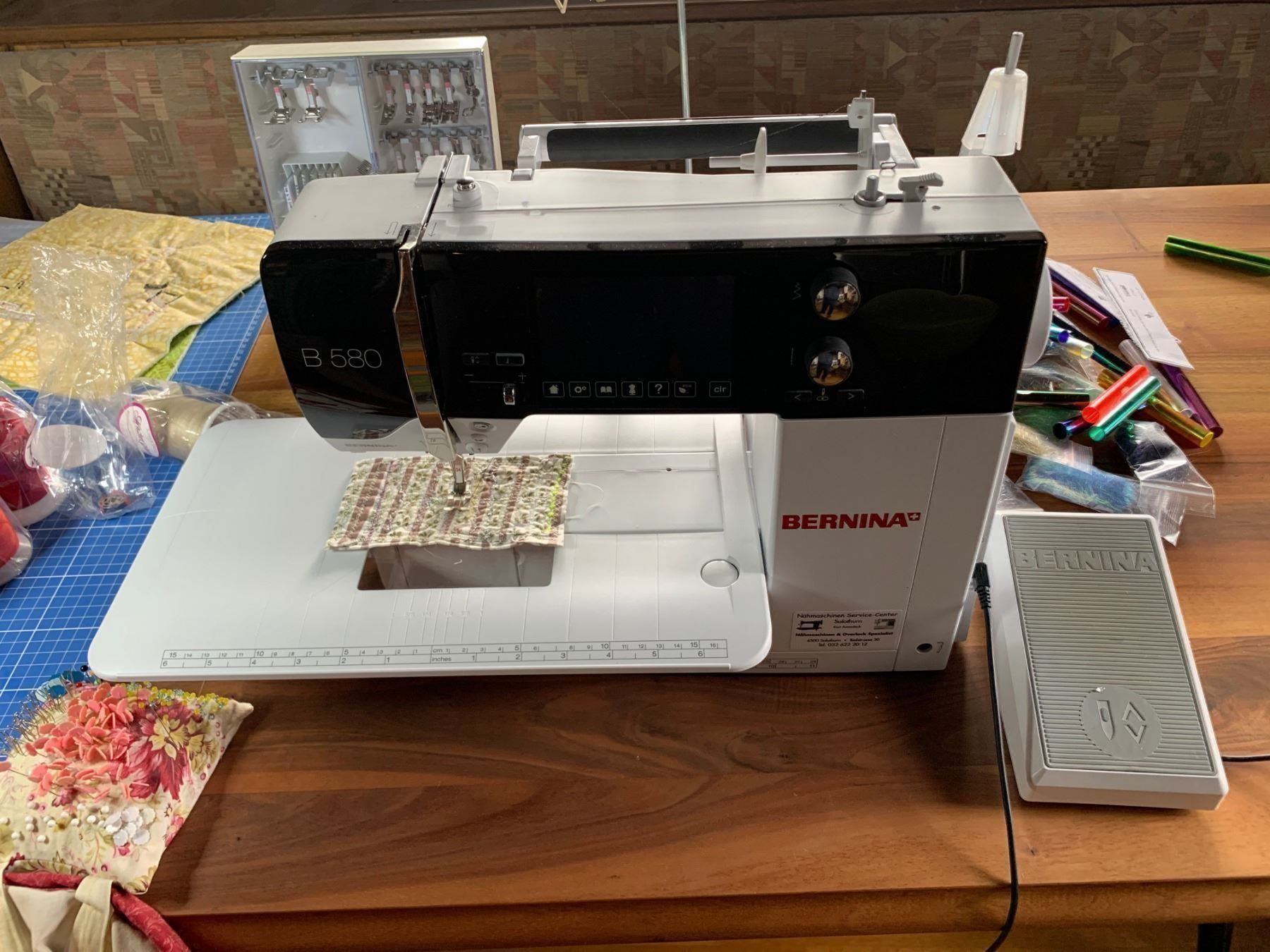 Bernina Nähmaschinen: Bernina 580 Näh/Stickmaschine – Neu (gemäss Beschreibung) aus Arch von Karibu19