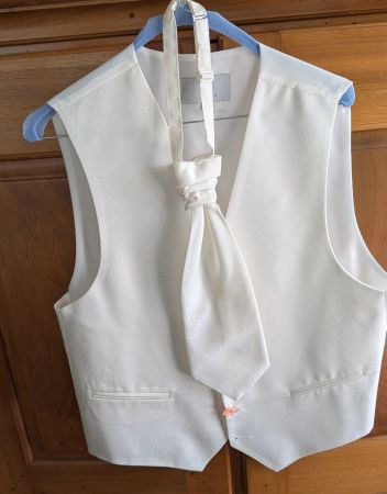 Gilet, lavalière et pochette écru