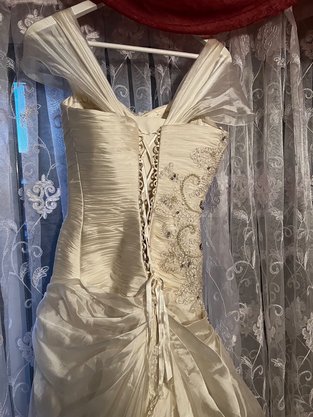 Vestiti: Traumhaftes Brautkleid mit Schleppe – Usato da Ulisbach venduto da Etchlab.ch 3