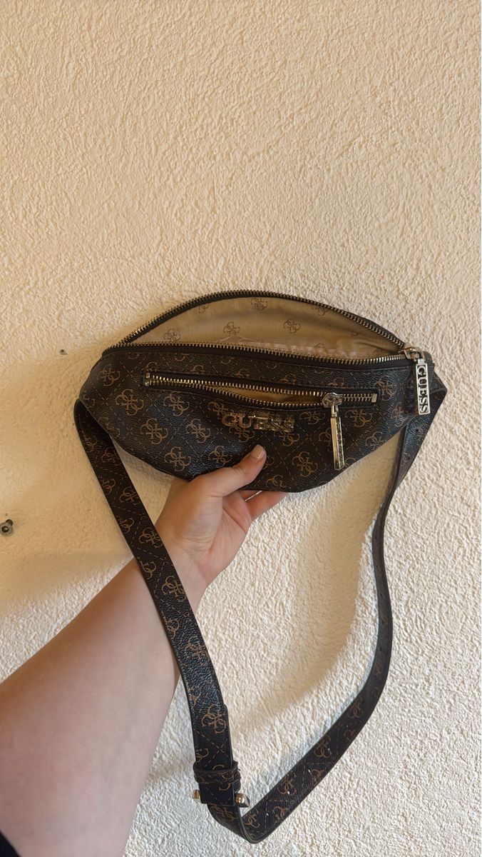 Guess Borse da donna: Guess Bauchtasche - stylisch & praktisch! – Usato da Heimberg venduto da Lilaloli
