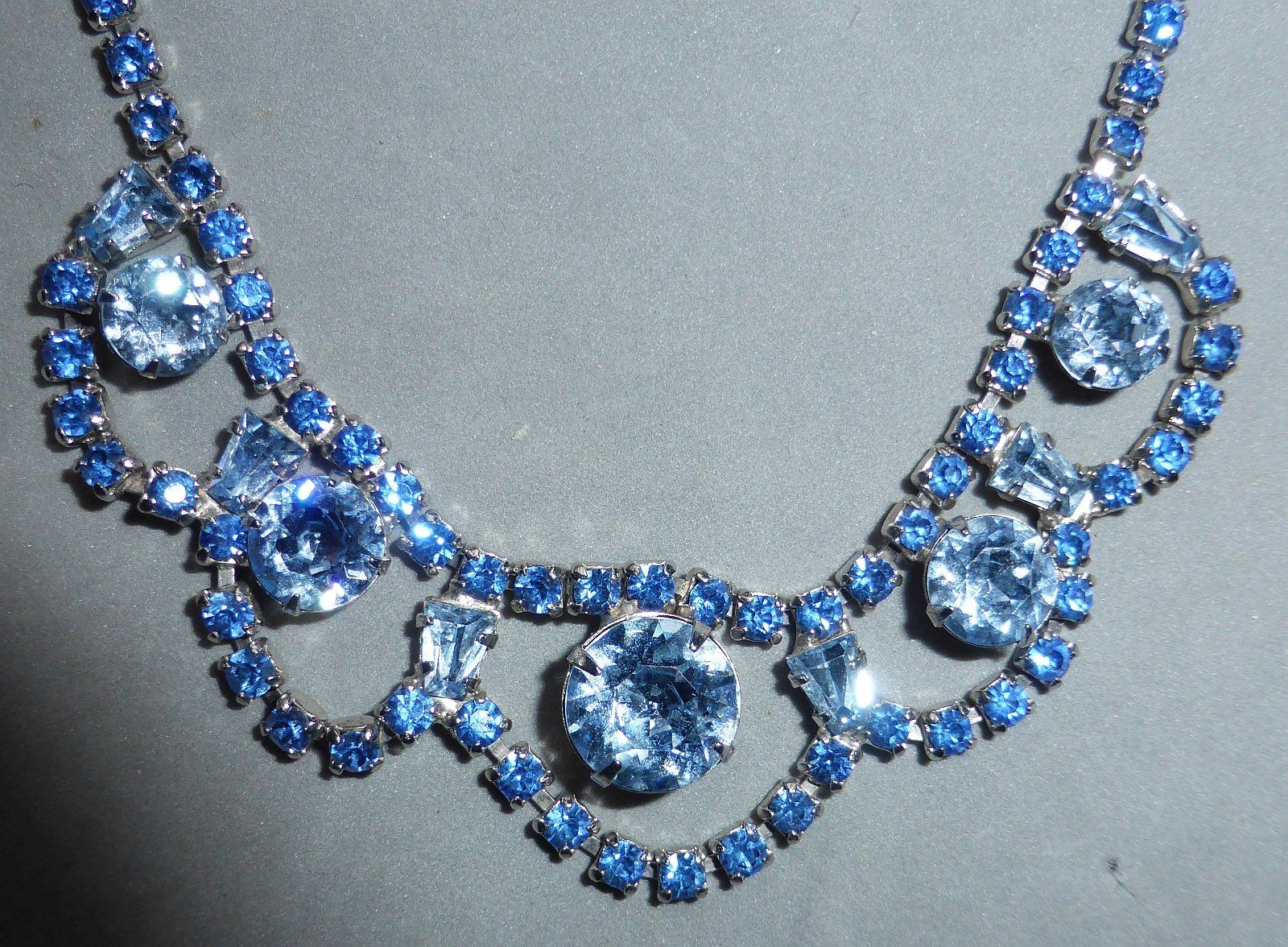 Catenine: Wunderschöner 50s blauer Choker – Usato da Sonceboz-Sombeval venduto da Artdecolove 6