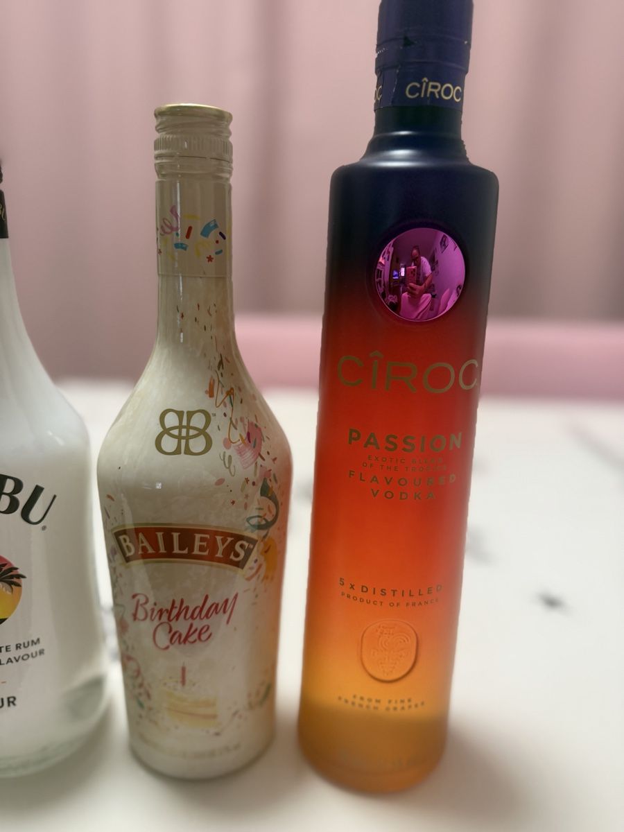 Absolut Vodka Bevande alcoliche: 2 Vodka, 2 Malibu 1 Baileys – Nuovo e nell'imballaggio originale da monte carasso venduto da Chanel82 2