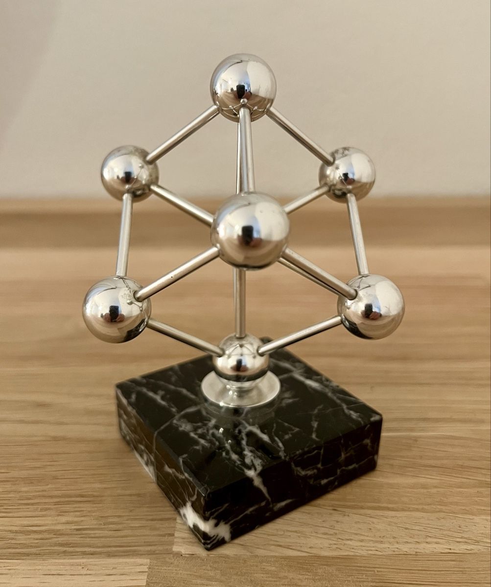 Skulpturen & Statuen: Atomium Skulptur auf Marmorsockel Brüssel – Gebraucht aus Hunzenschwil von Madachica