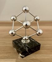 Atomium Skulptur auf Marmorsockel Brüssel