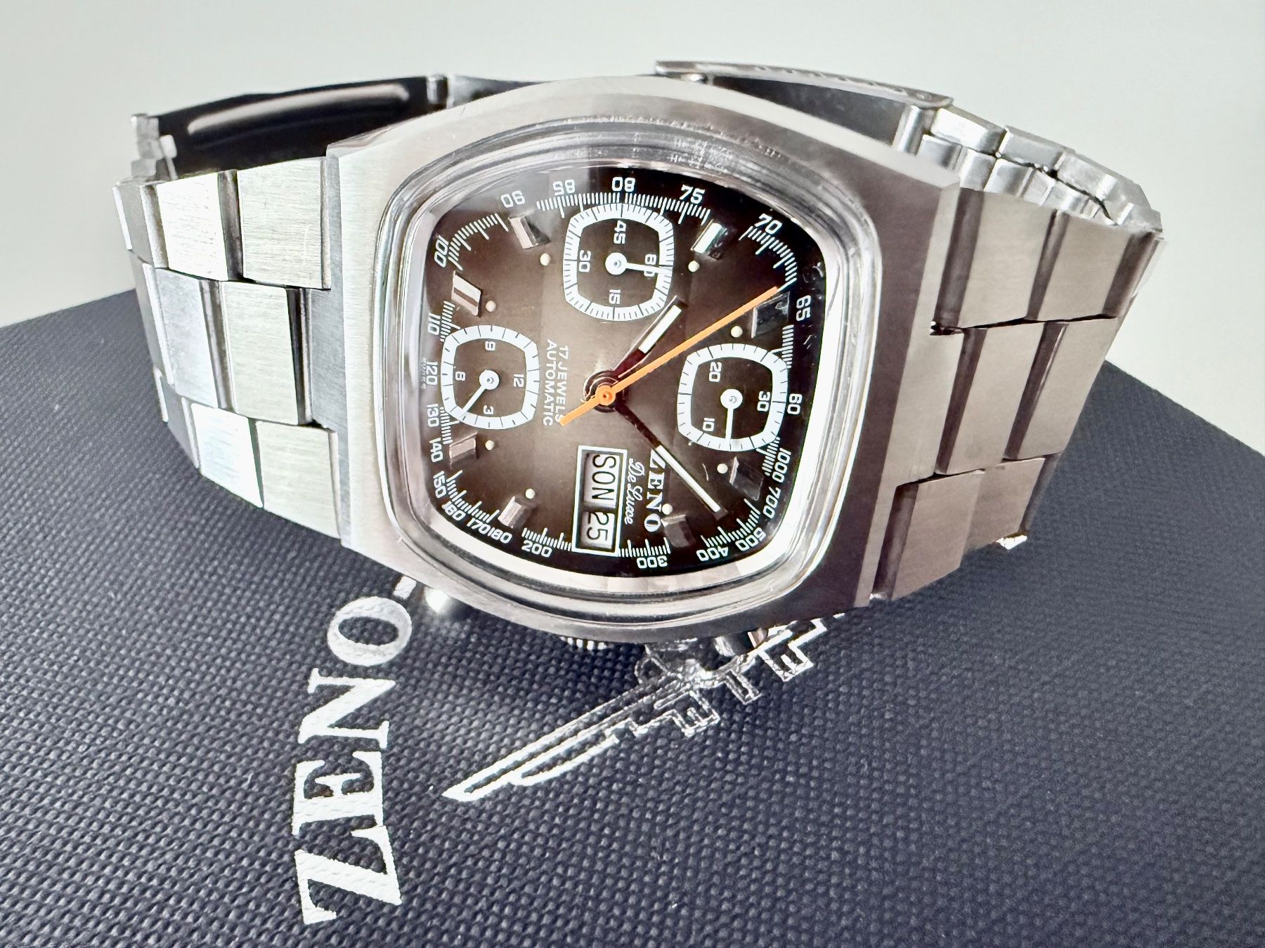 Zeno Orologi: ZENO SQ De Luxe Automatic Day-Date Chronograph, Valjoux 7750 – Nuovo e nell'imballaggio originale da Le Mont-sur-Lausanne venduto da LycaGallery