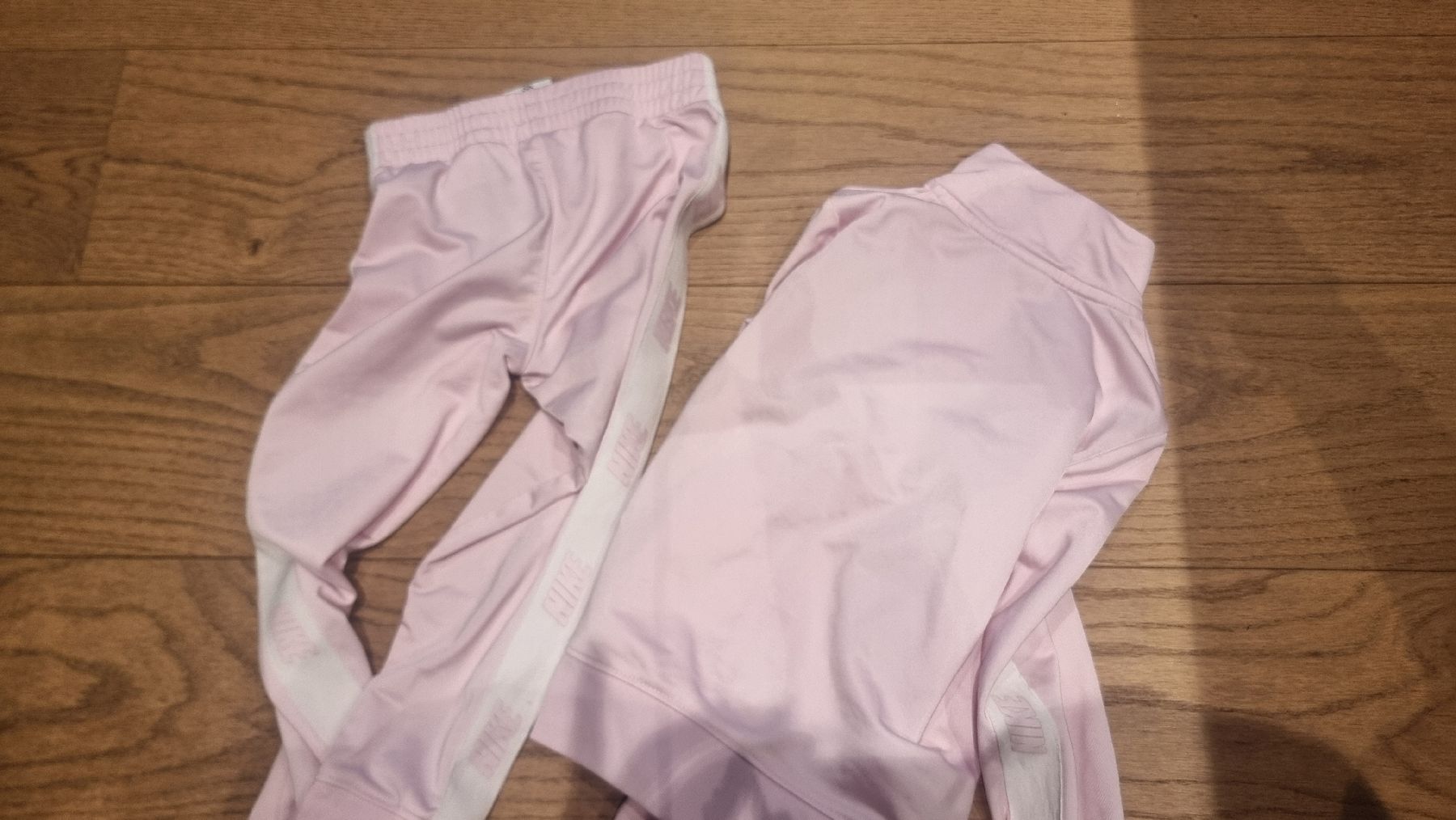 Nike Ensembles: Nike Trainingsanzug, 98-104 – D'occasion à Buttikon SZ par Limo180 5