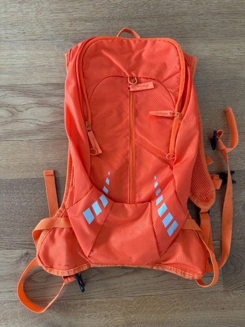 Zaini: orangefarbener Trinkrucksack – Usato da Wilen (Sarnen) venduto da Corado