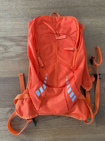 orangefarbener Trinkrucksack