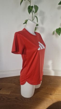 Adidas Trainingsshirt Damen Grösse XS, wurde nie getragen.
