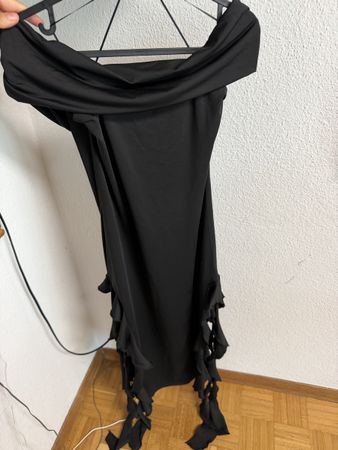 Kleid schwarz Grösse M mit Rüschen Shein Schulterfrei