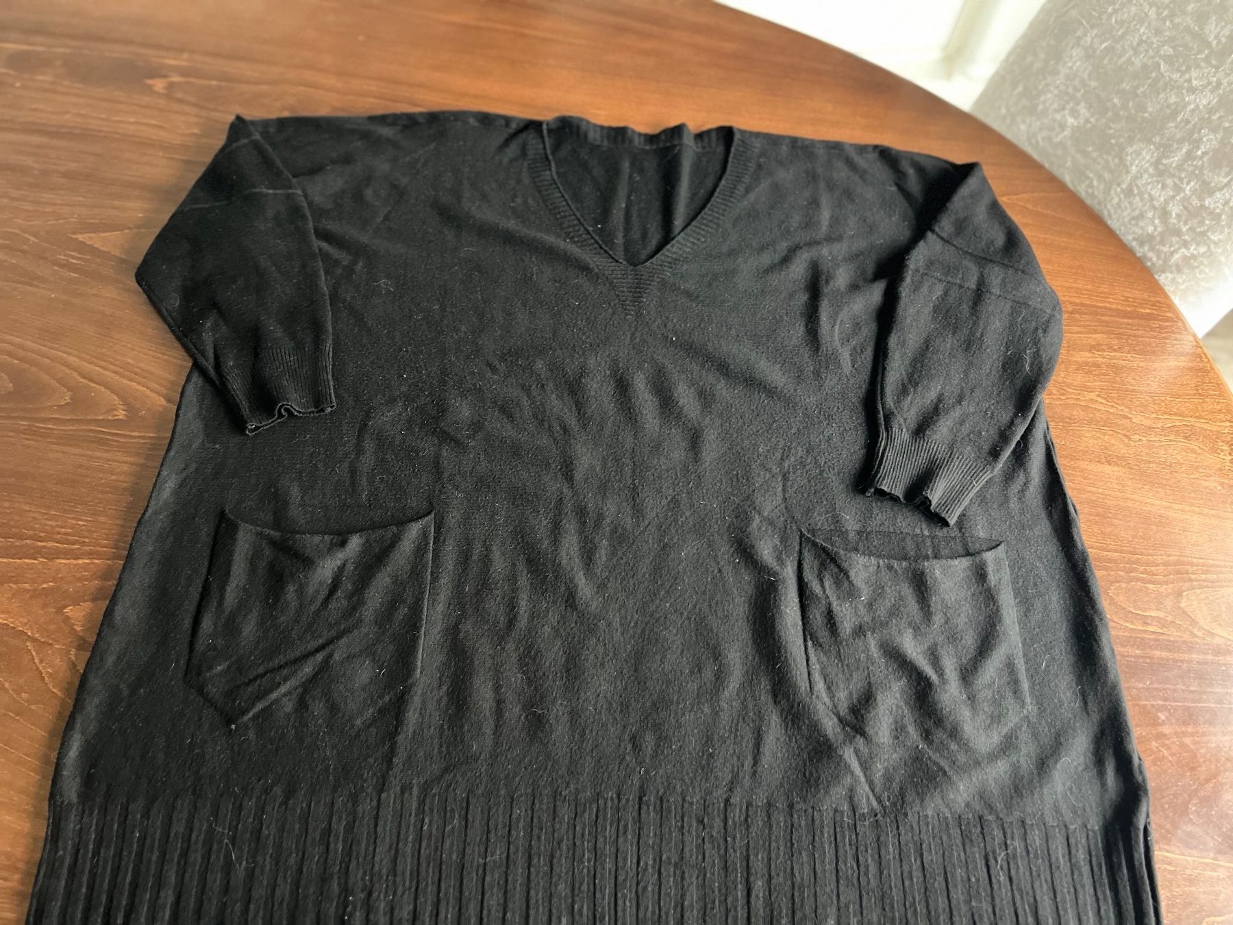 Pullover & Sweatshirts: Schwarzes Pullover mit Taschen, Gr. 44/46 – Gebraucht aus Ebmatingen von Mistelu