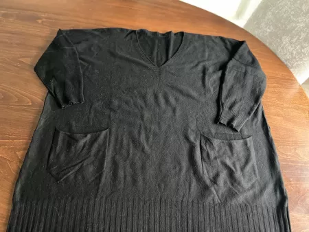 Schwarzes Pullover mit Taschen, Gr. 44/46