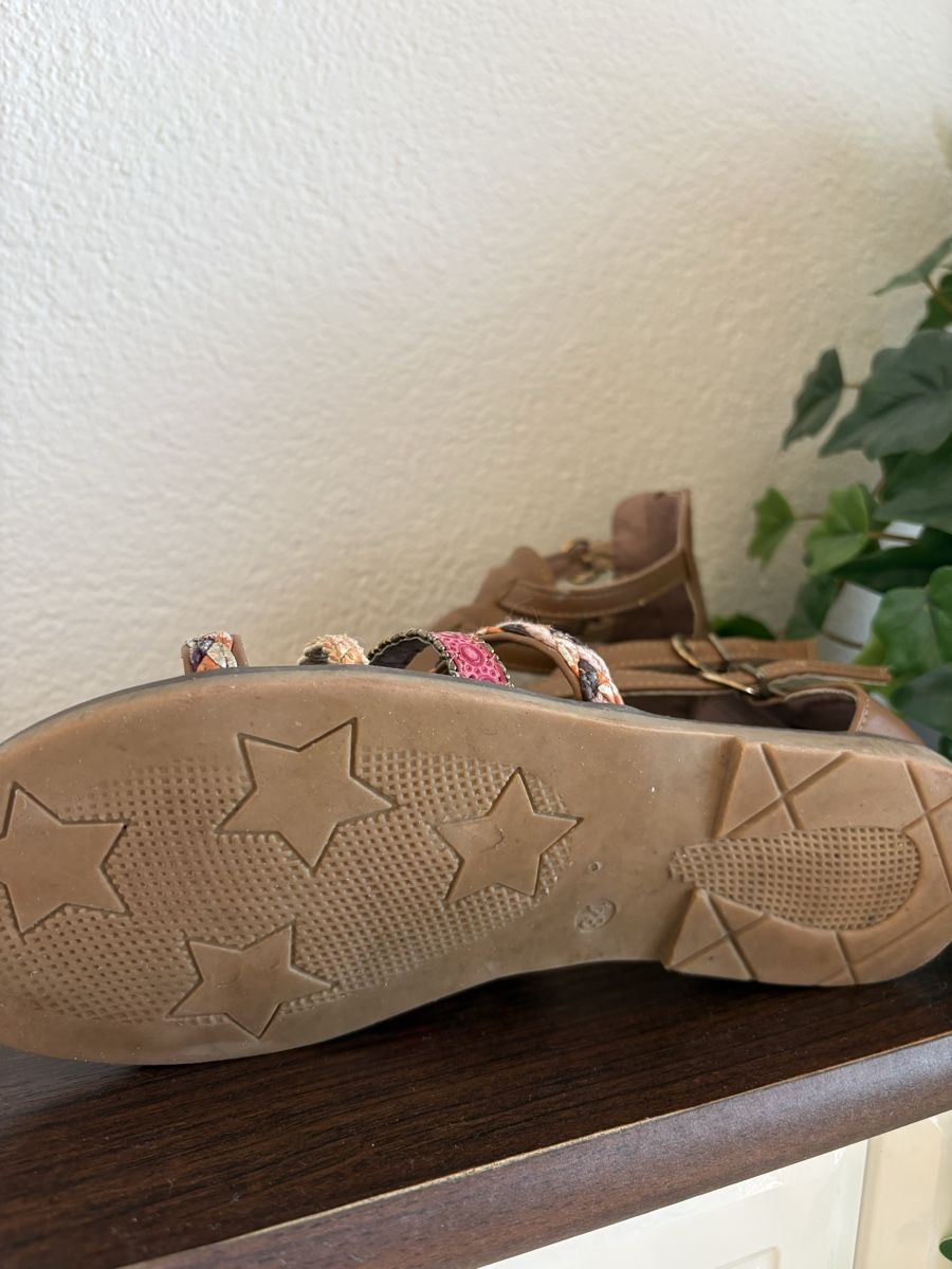 Schuhe für Mädchen: Mädchen Sandalen Grösse 34/35  – Gebraucht aus Wolfhausen von lala_wolfhausen 1