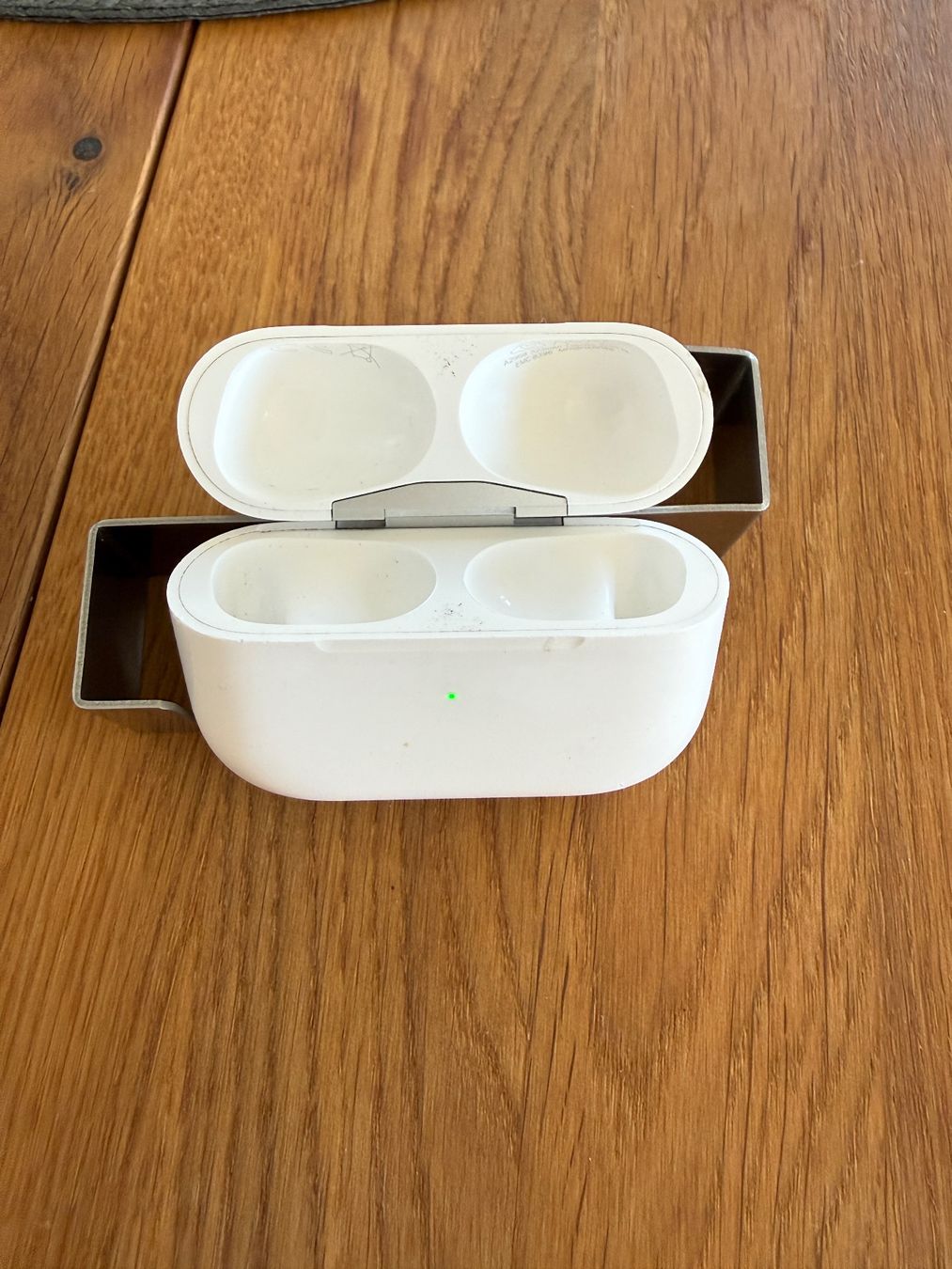 Apple Cuffie: APPLE AirPods Pro 2 (USB-C) – Usato da Lausanne venduto da Nine1982