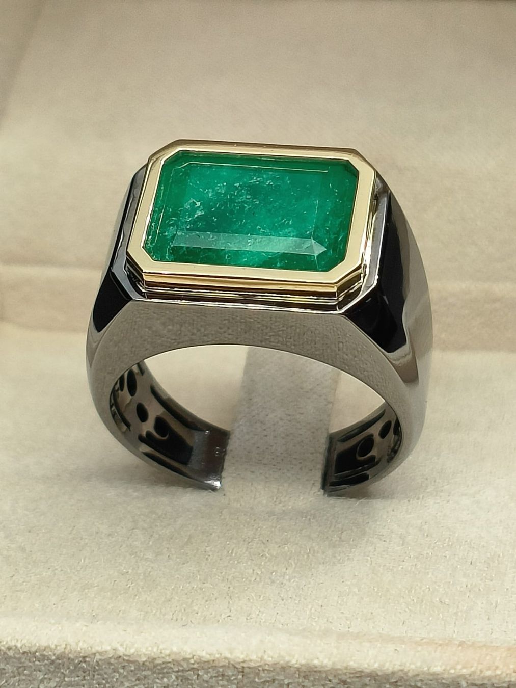 Anelli: Chevalière solitaire émeraude – Nuovo e nell'imballaggio originale da La Chaux-de-Fonds venduto da curtitswisswatches