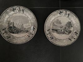 Alte Dekorteller mit Stichmotiven