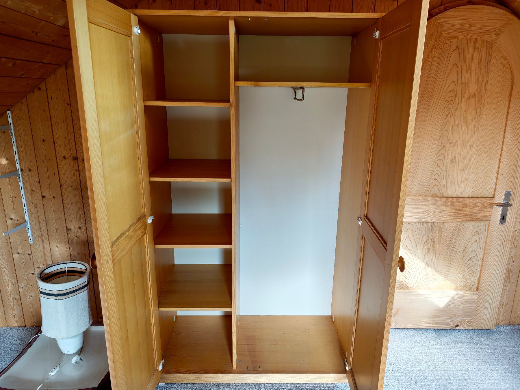 Schränke: Stabiler Kleiderschrank, echtes Holz – Gebraucht aus Winterthur von Jeremiasschawalder 1