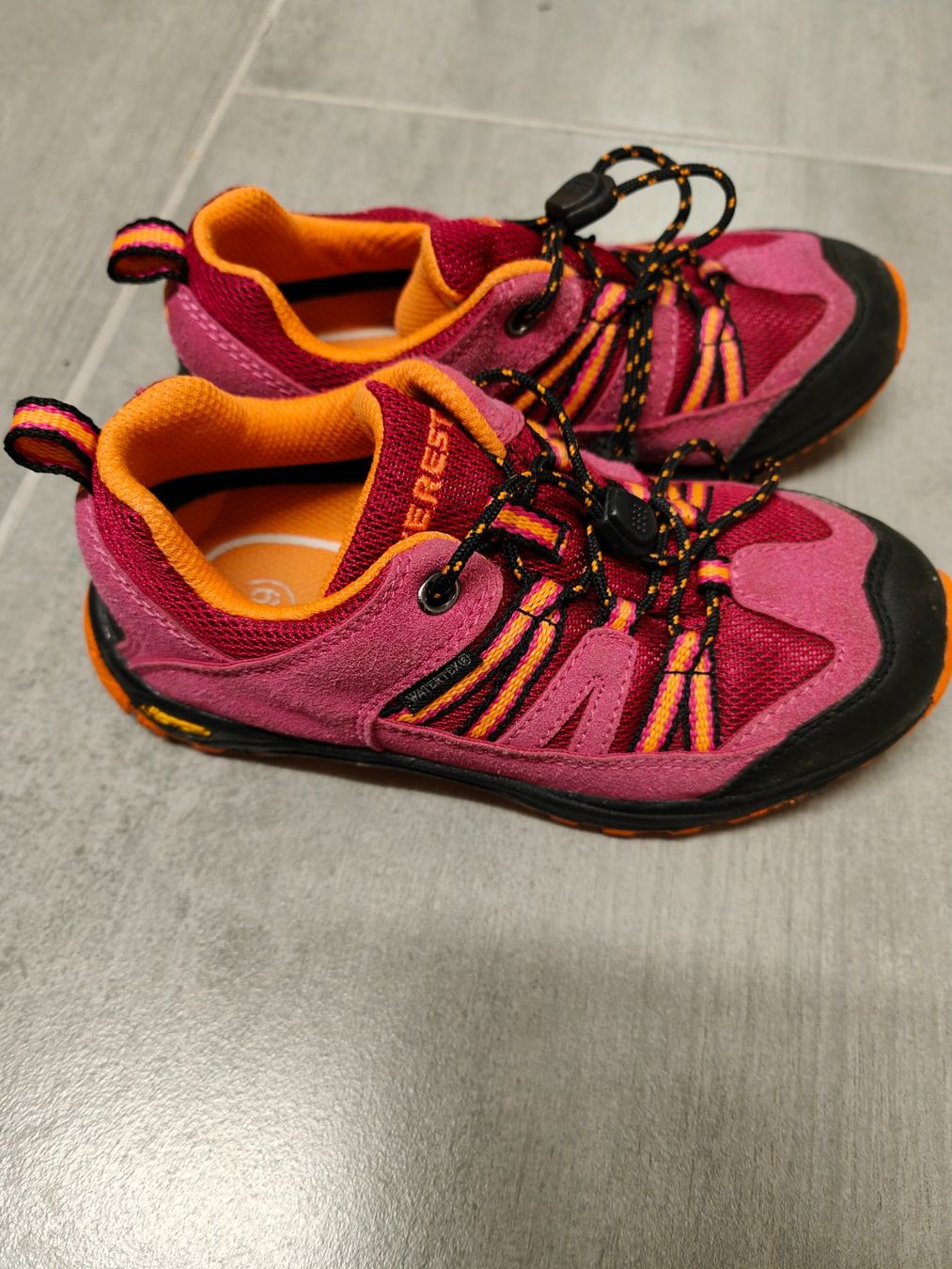 Everest Scarpe per ragazze: Turnschuh der Marke Everest - Gr. 29 – Usato da Kirchleerau venduto da hop82 1