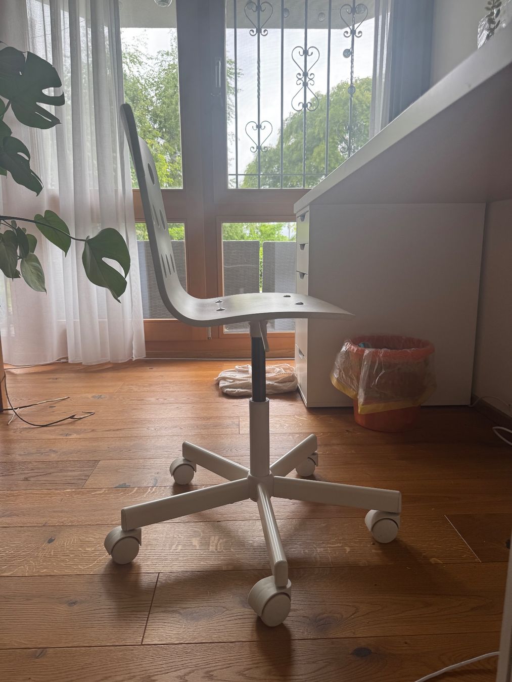 Ikea Sedie: Weisser Drehstuhl / Kinderstuhl – Usato da Titterten venduto da lea_n2r7