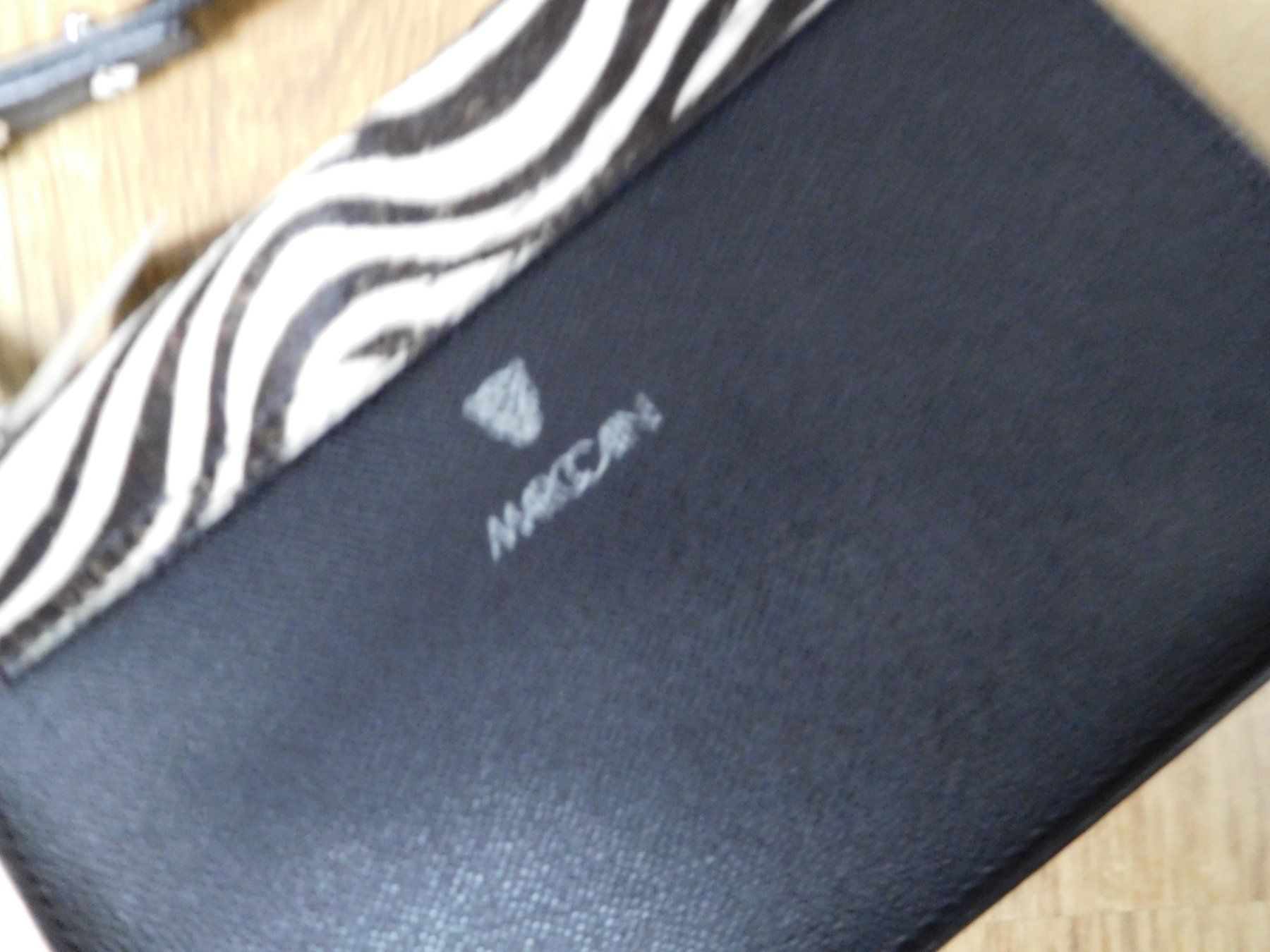 Marc Cain Borse da donna: Geschenkidee Wunderschöne Marc Cain Tasche 22x17x7cm – Nuovo (secondo la descrizione) da Holziken venduto da Rupe 4