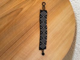 Trendiges Glasperlen- Armband, schwarz und perlmutfarbig