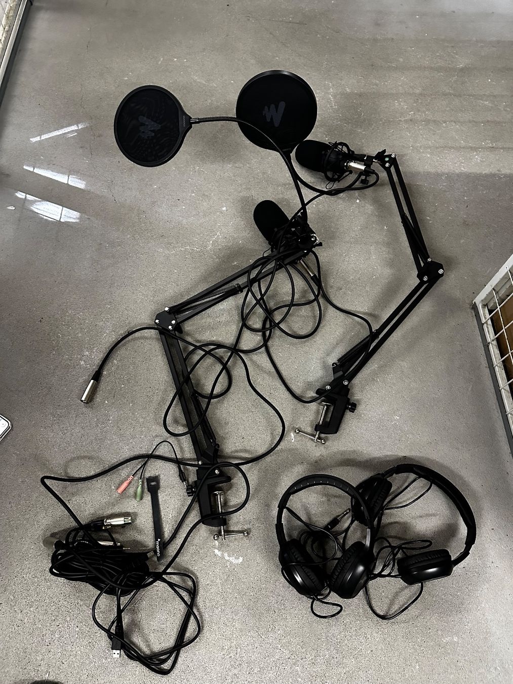 Mikrofone: Podcast Set (Mikrofon, Kopfhörer & Kabel) – Gebraucht aus Lyss von REAL-R
