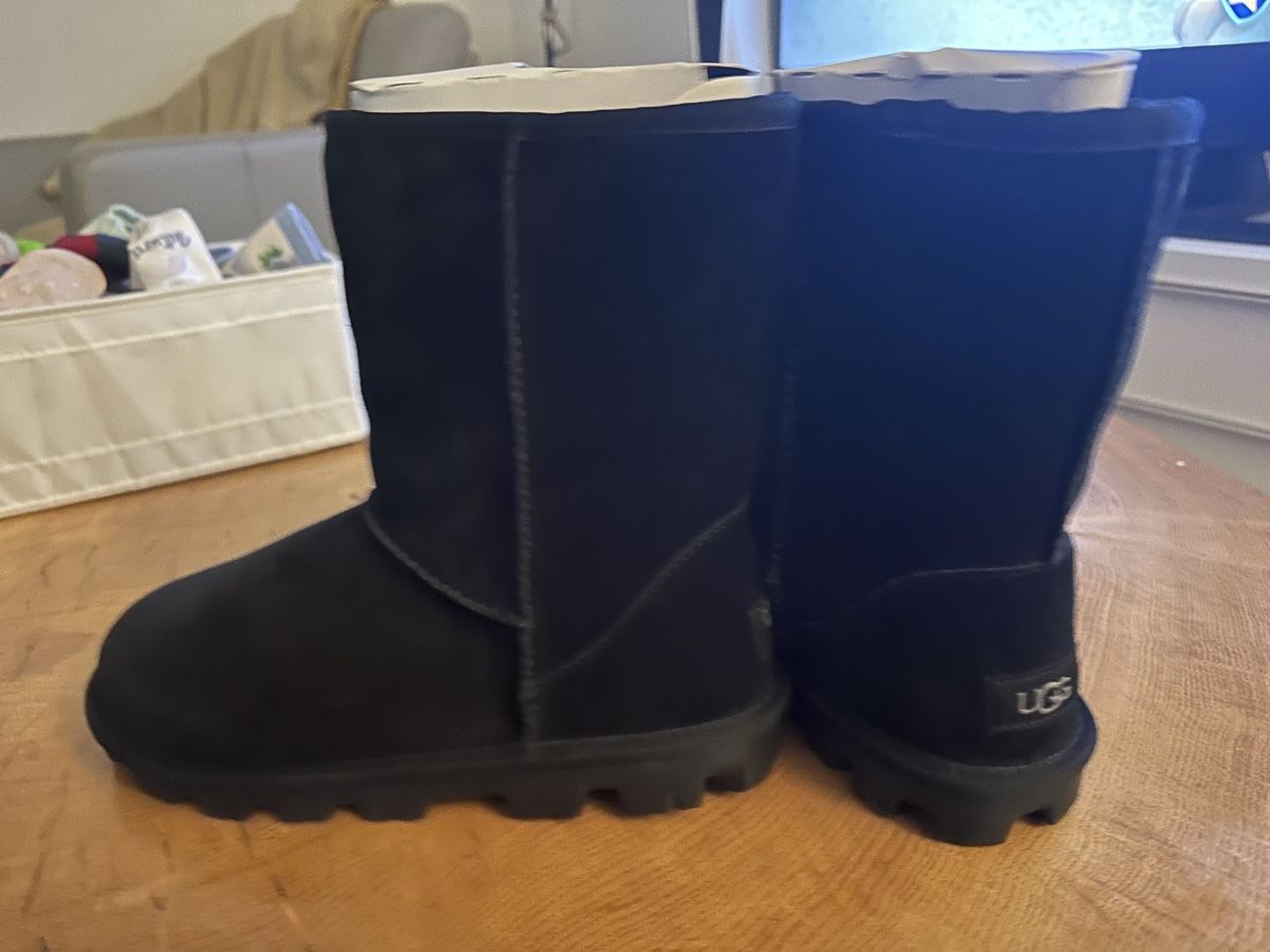 Ugg Scarpe da donna: UGG schwarz grösse 37 – Nuovo e nell'imballaggio originale da Au SG venduto da mue_r77q 1