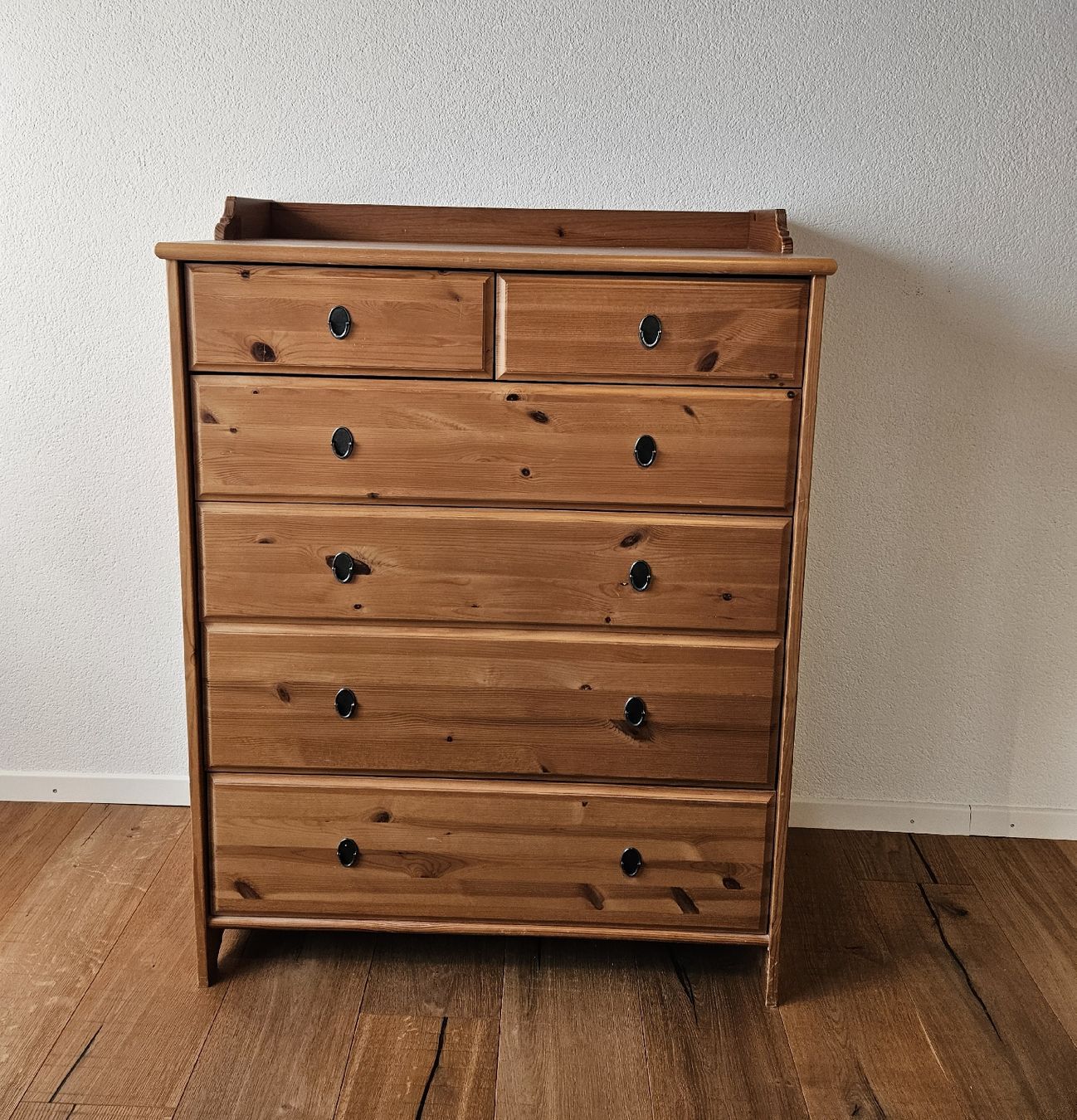 Cassettiere: Holzkommode mit 4 grossen und 2 kleinen Schubladen. – Usato da Menziken venduto da the_zw6x