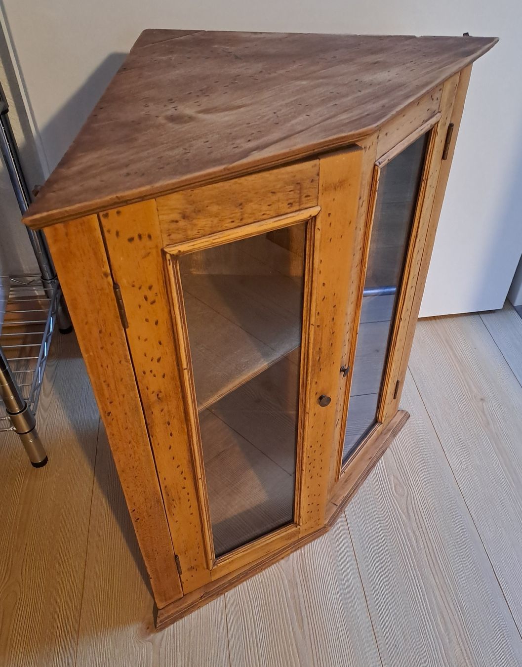 Armoires: petite armoire d'angle  – D'occasion à Les Reussilles par Christoph2048 2