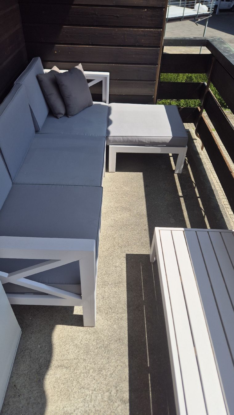 Sofas: Lounge Holz weiss/grau mit Tisch – D'occasion à Unteriberg par Foxcross 2