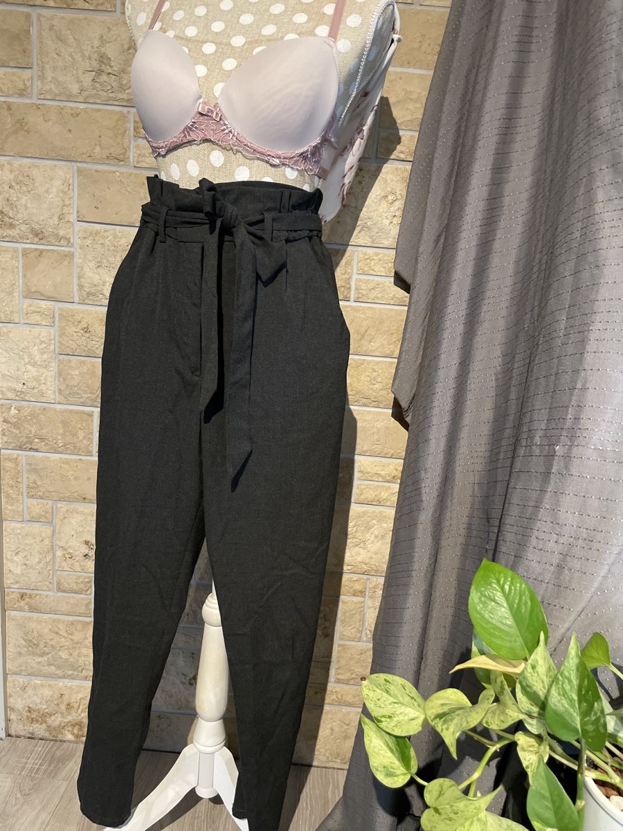 H&M Lotti di vestiti: Kleiderpacket SommerBluse Blumenmuster Gr.M schickeHose Gr38 – Usato da Henggart venduto da Engelsi 1