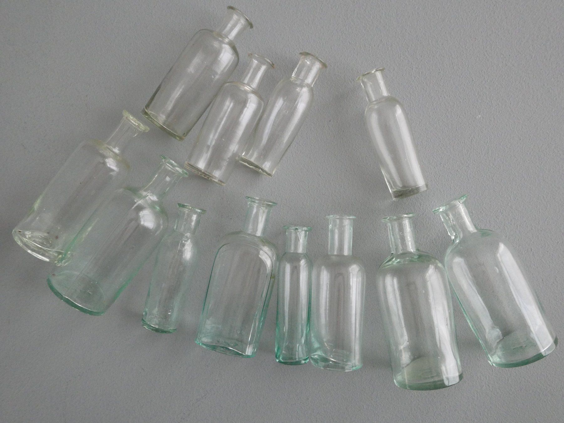 Laborzubehör: SAMMLUNG ANTIKE APOTHEKER GLAS-FLÄSCHCHEN – Gebraucht aus Balgach von Zwischenraum 3
