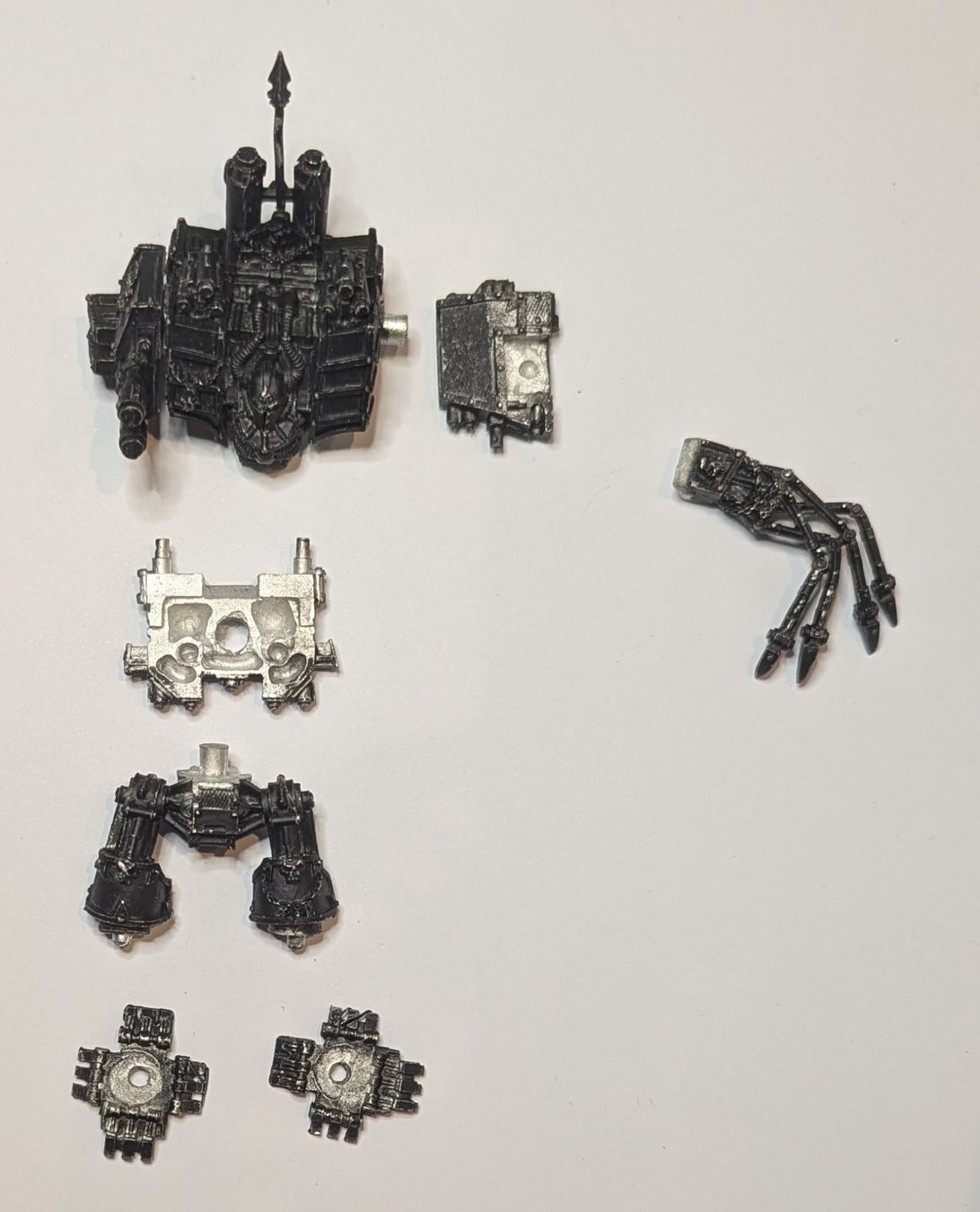 Statuette: Helbrute/Chaos Space Marines Dreadnought Metal OOP – Usato da Mels venduto da AlphaKorsun