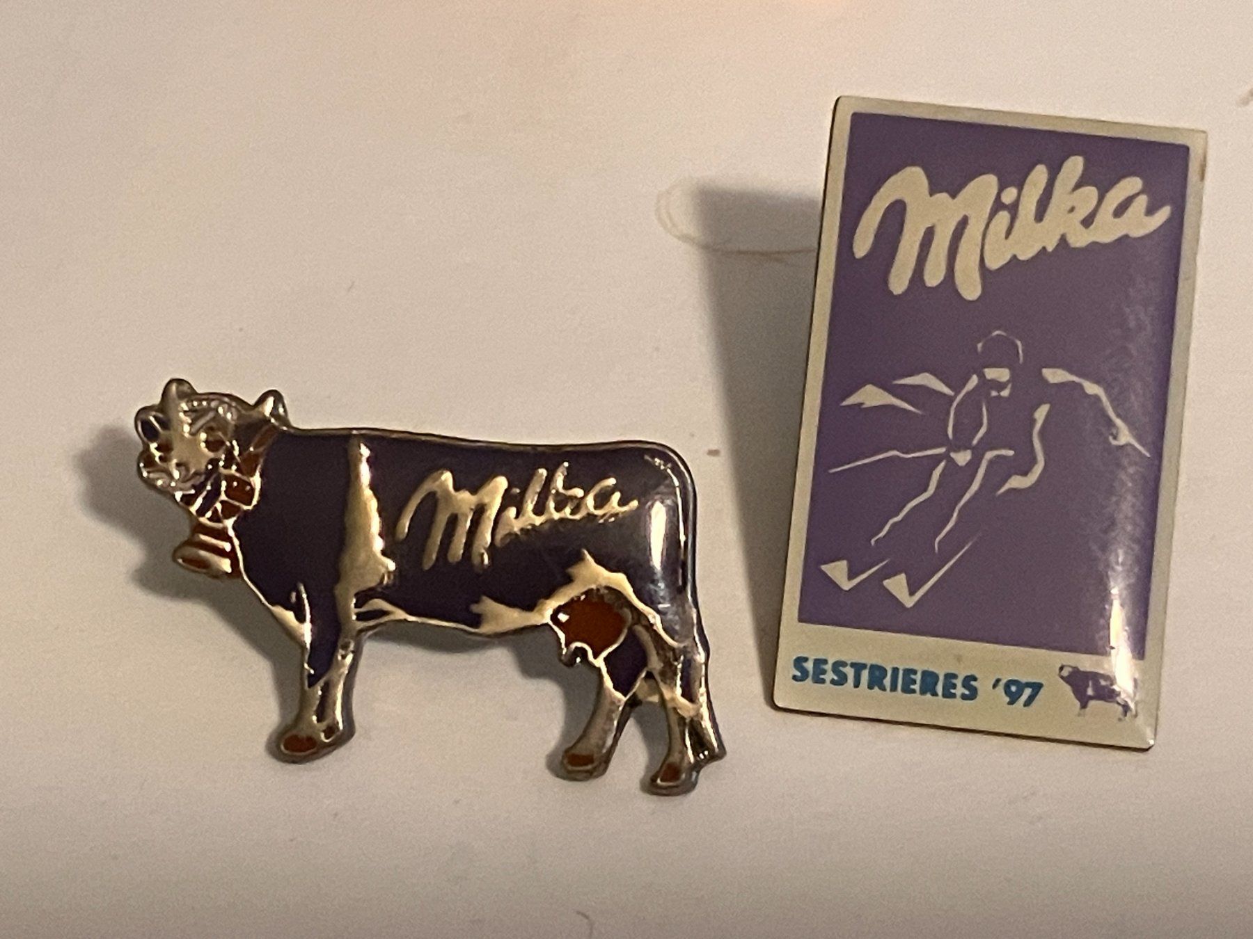 Placchette & Badge: 2 Pin Milka Schokolade – Usato da Basel venduto da djwwpp
