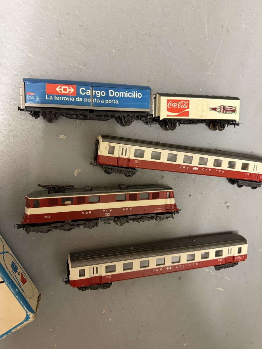 Lima Modellini di ferrovie: Lima Models Modelleisenbahn Set mit SBB Loks und Wagen – Usato da Brüttisellen venduto da stanos 2
