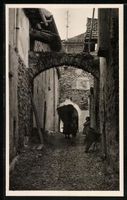 Ascona, Strassenpartie mit Feldsteinturm