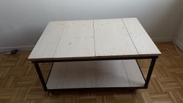 Table basse style industriel bois et métal sur roulettes