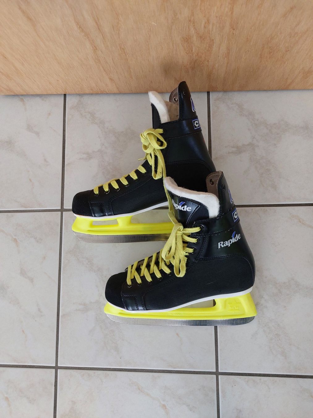 Pattini da ghiaccio: Schlittschuhe Gr. 42/43 – Usato da Schmitten venduto da JasiStern