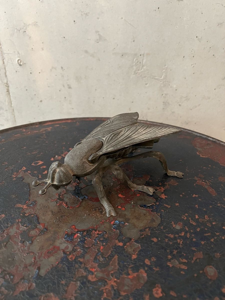 Statuette: Antike  grosse Fliege aus Messing – Usato da Wabern venduto da La-Vitrine 3
