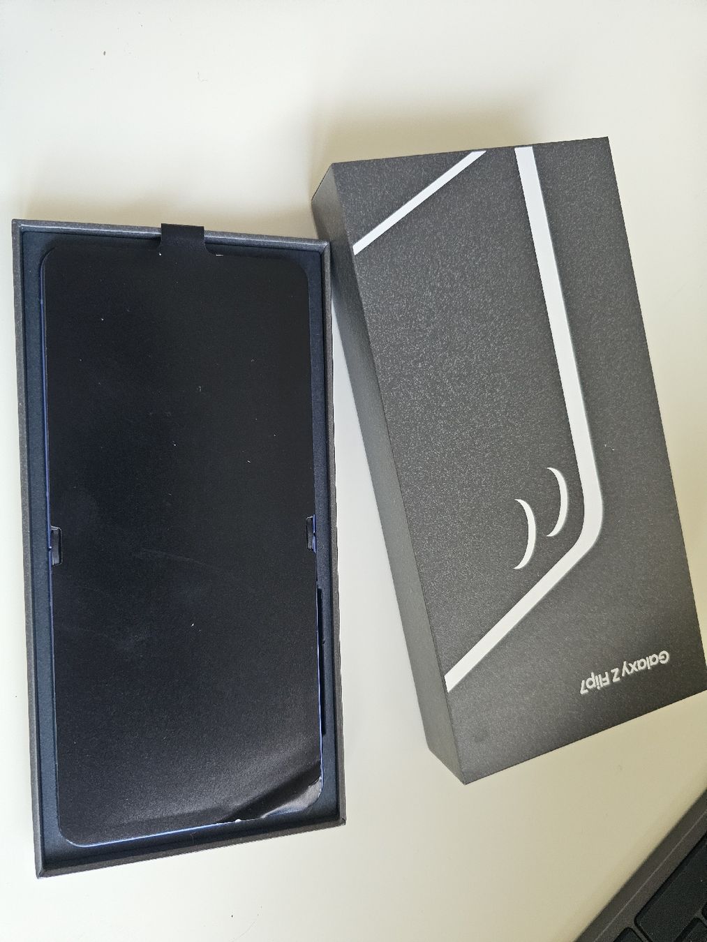 Samsung Handys / Smartphones: Samsung Galaxy Z Flip 7 -neu- – Neu und originalverpackt aus Adliswil von FHeidt 2