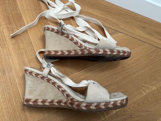 Ugg Damenschuhe: UGG "Amelie" Sandalen Keilabsatz Beige Grösse 39 – Gebraucht aus Rheineck von Evi170 1