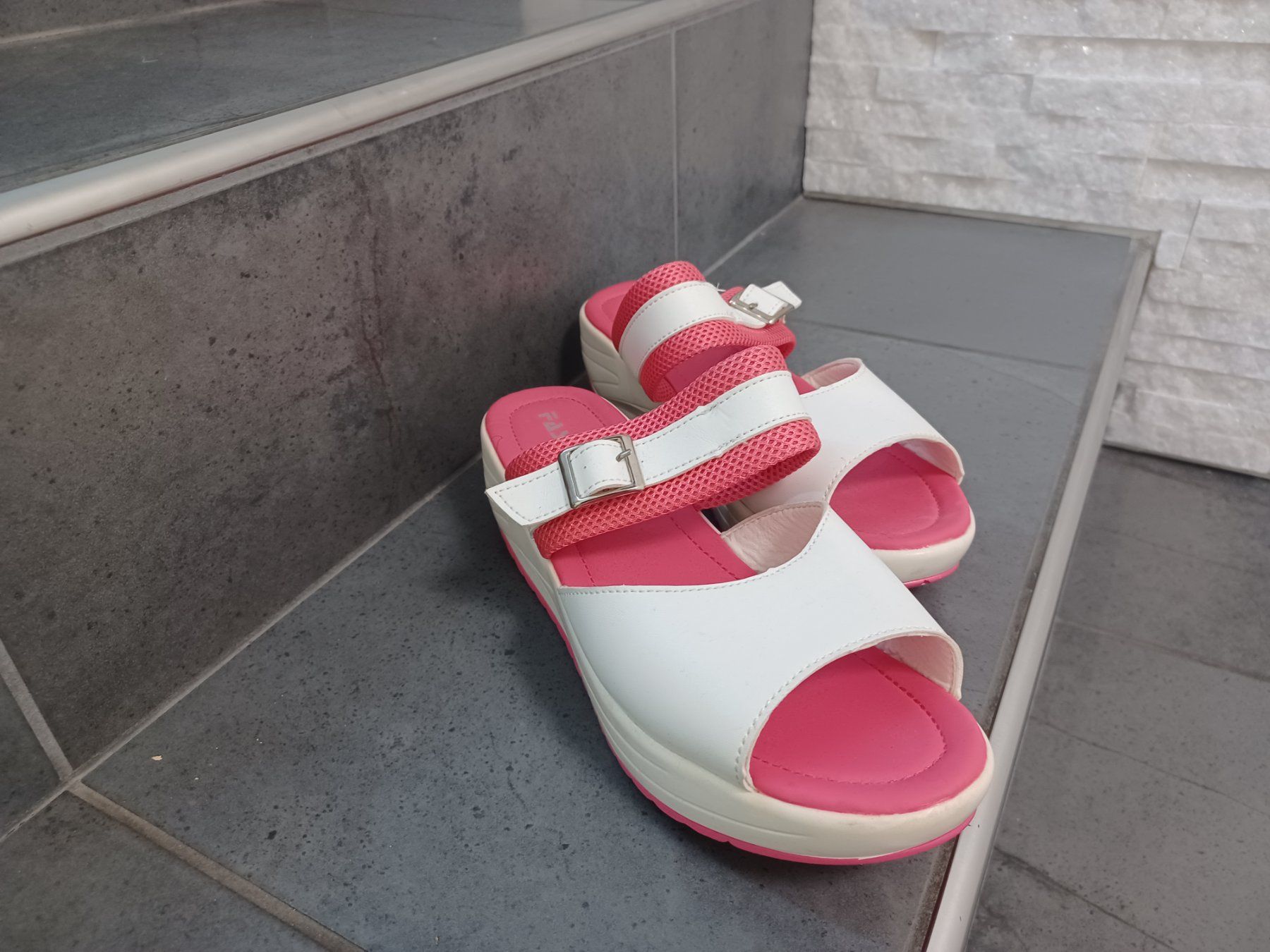 Scarpe da donna: Sandallen Pink Weiss – Usato da Emmenbrücke venduto da Ddagi