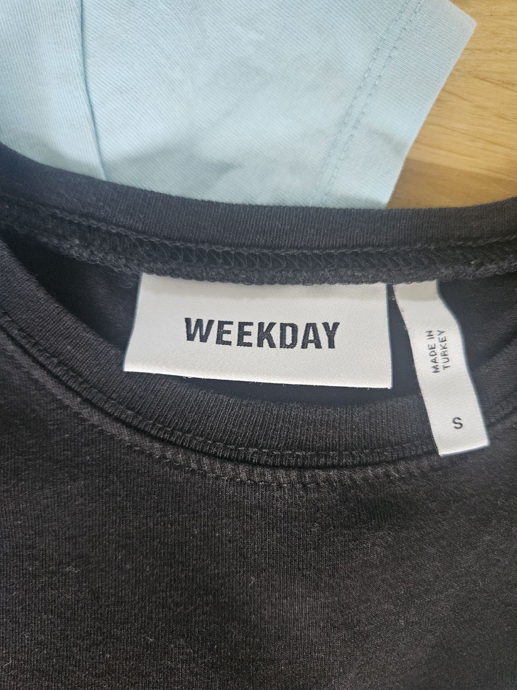 Weekday T-Shirts: 3er Shirt Set eng anliegend – Gebraucht aus Zürich von leonard014 2
