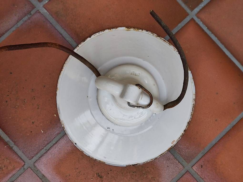 Lampade: Antike Stalllampe mit Emaille-Schirm – Usato da Muttenz venduto da Laeckerlihamschter 4