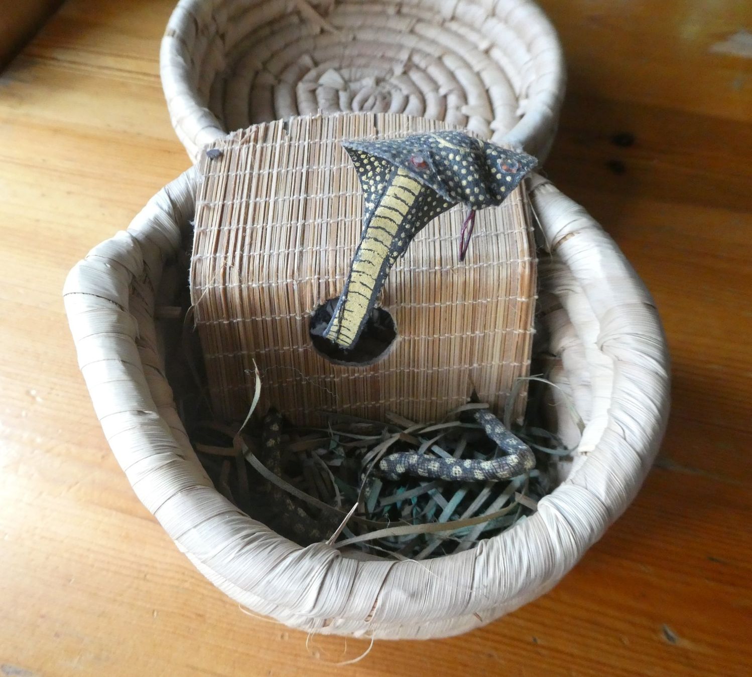 Autres articles pour la maison: Panier surprise serpent vintage paille – Neuf avec emballage d'origine à Troistorrents par Marion70