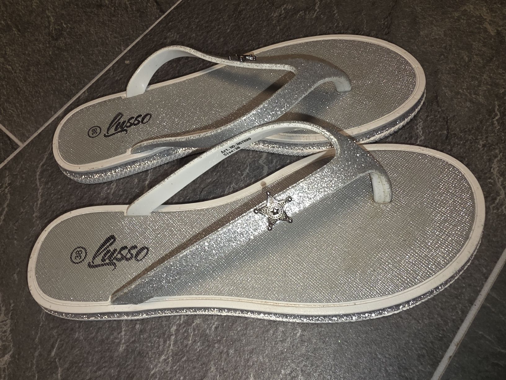 Scarpe da donna: Silbrige Glitzer Flip Flops Grösse 38 – Usato da Toffen venduto da ver_x68f