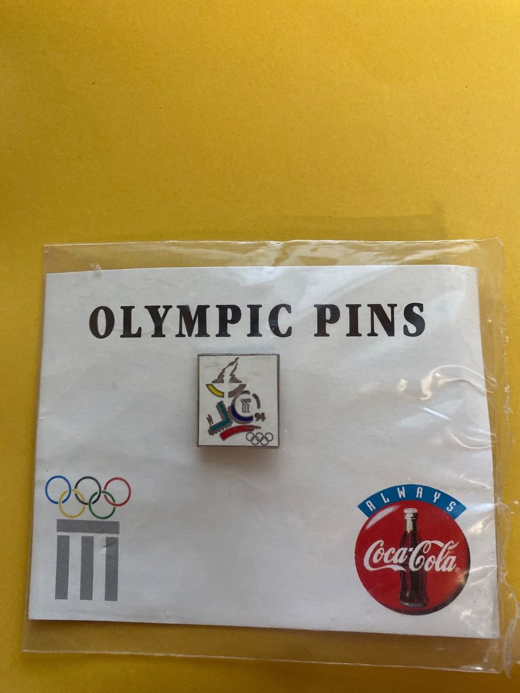 Placchette & Badge: PIN'S - OLYMPIC - COCA COLA - 1994 – Nuovo e nell'imballaggio originale da Le Brassus venduto da cinema13
