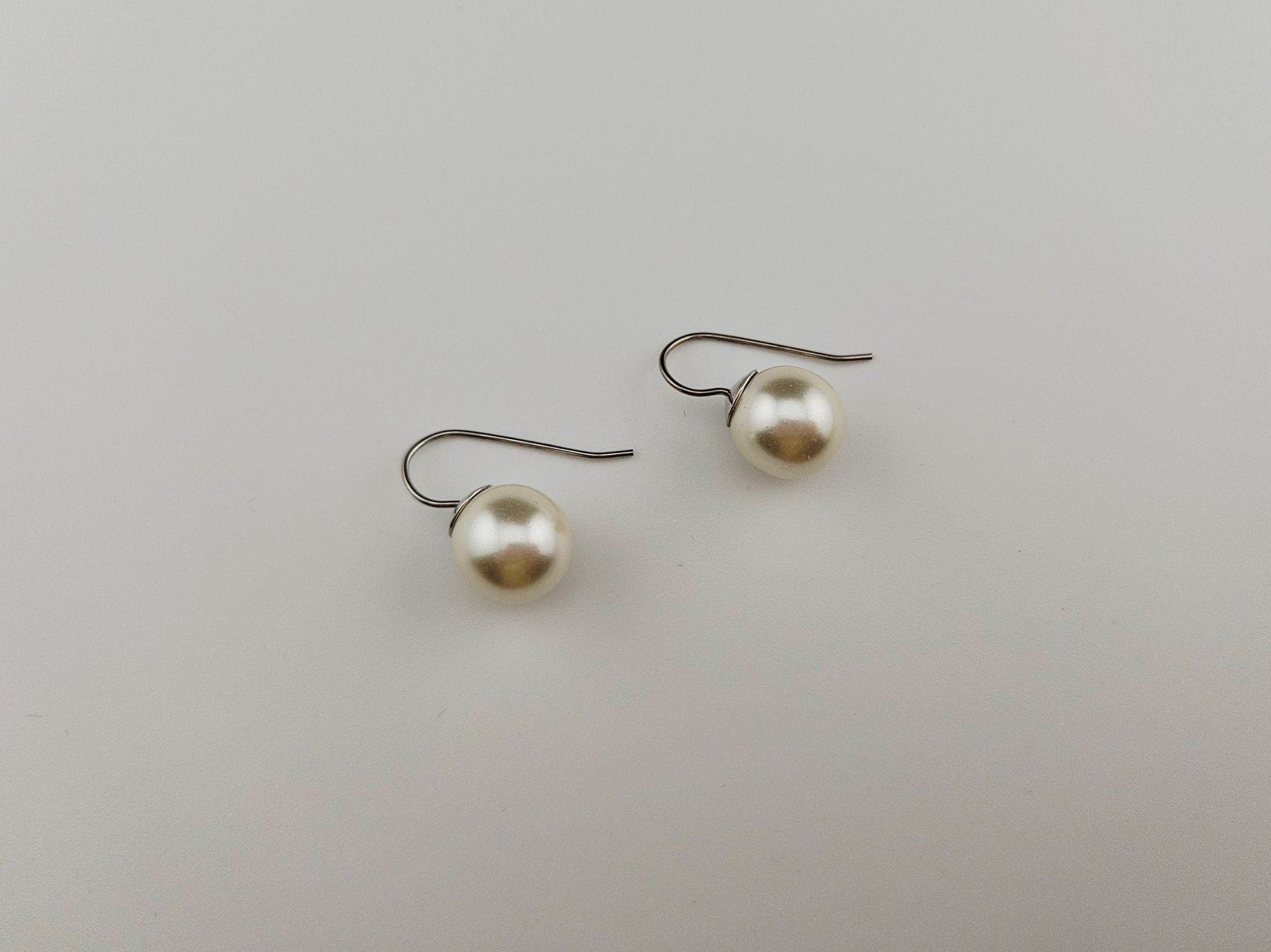 Orecchini pendenti & Orecchini a lobo: Ohrringe Ohrhänger Perlen Weiss 12 mm – Nuovo e nell'imballaggio originale da Thalwil venduto da Seesteine 1