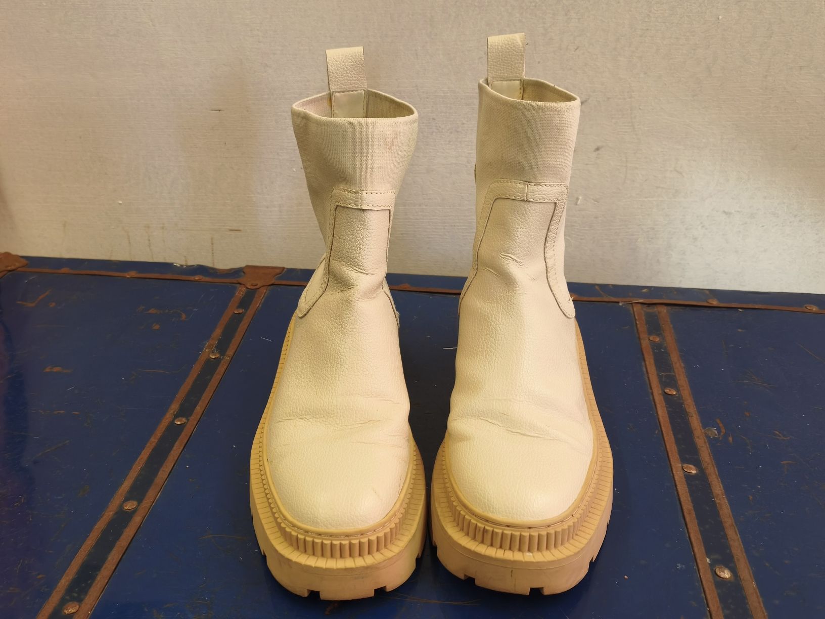 Mango Damenschuhe: Stiefeletten Mango weiss mit Profilsohle Grösse 39 – Gebraucht aus Emmetten von SecondhandSiska 1